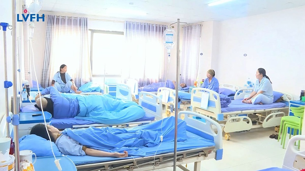 Nhiều bệnh nhân tại Trung tâm Ung bướu, Bệnh viện Lạc Việt được điều trị ung thư bằng phương pháp điều trị thuốc đích.