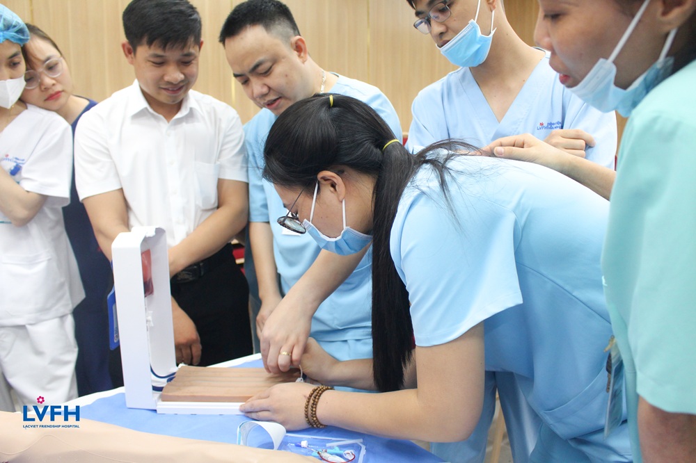 Điều dưỡng Bệnh viện Lạc Việt thực hành tiêm truyền theo hướng dẫn mới nhất.