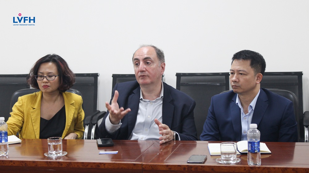 TS. Mark Burby phát biểu tại buổi làm việc.