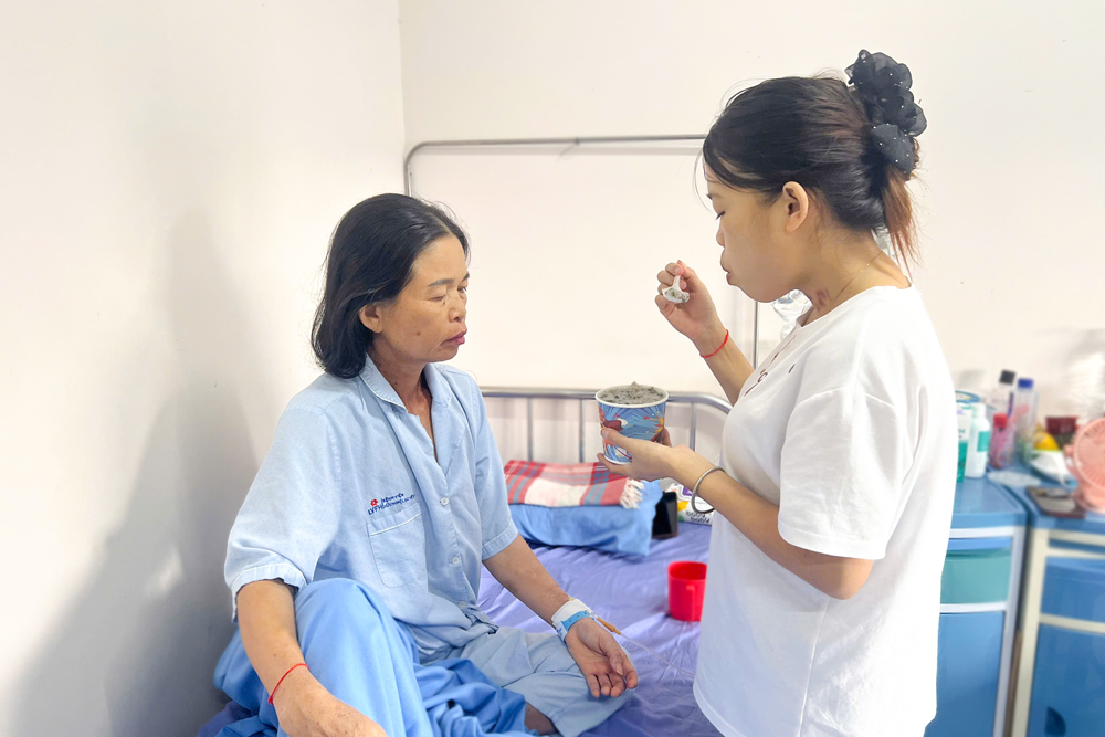 Cô Lục Thị Khánh hiện đang điều trị tại Khoa ung bướu, Bệnh viện Hữu nghị Lạc Việt