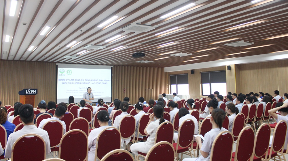 Hội thảo thu hút sự tham gia gần 100 nhân viên y tế của viện và các cơ sở y tế trong và ngoài tỉnh.