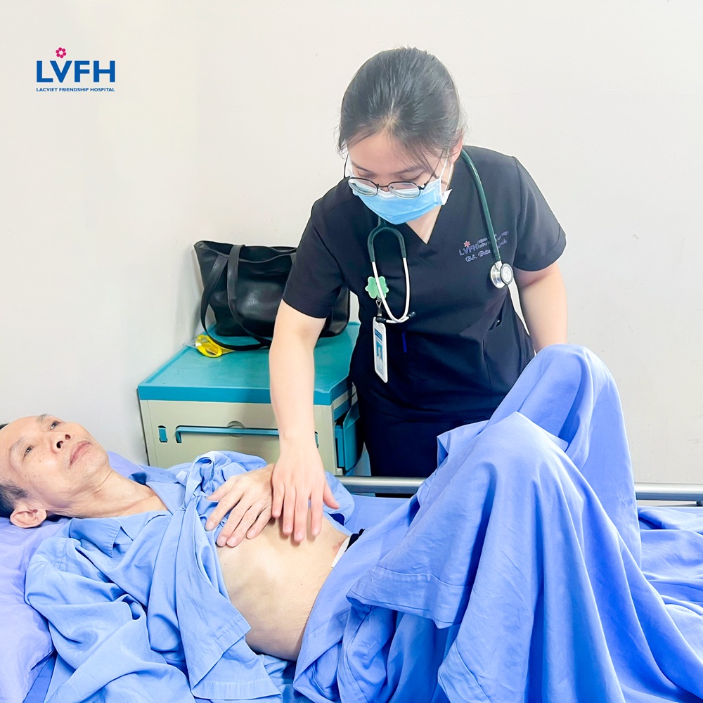 Ông Lại Đăng Nhân tái khám và điều trị sau phẫu thuật tại Bệnh viện Hữu nghị Lạc Việt.