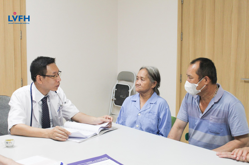 Bác sĩ chuyên khoa Ung bướu, Bệnh viện Lạc Việt tư vấn cho bệnh nhân dấu hiệu ung thư vú.