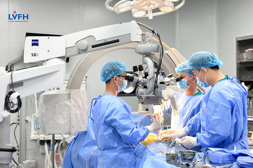 Kính vi phẫu Zeiss và Định vị C-arm: Trợ thủ công nghệ cho ca mổ cột sống chuẩn xác, an toàn.