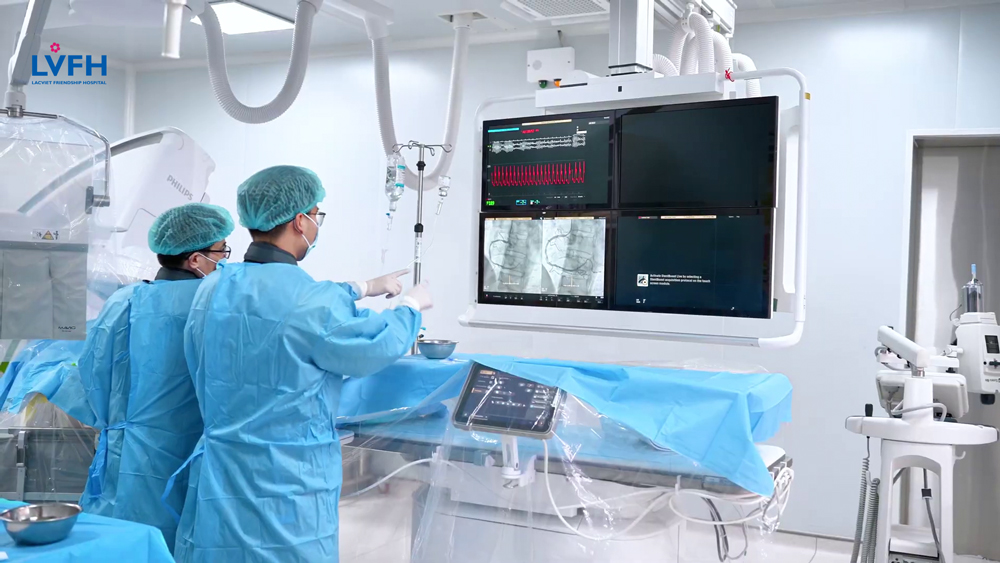 Ekip bác sĩ Bệnh viện Hữu nghị Lạc Việt đang tiến hành can thiệp tim mạch cho bệnh nhân.
