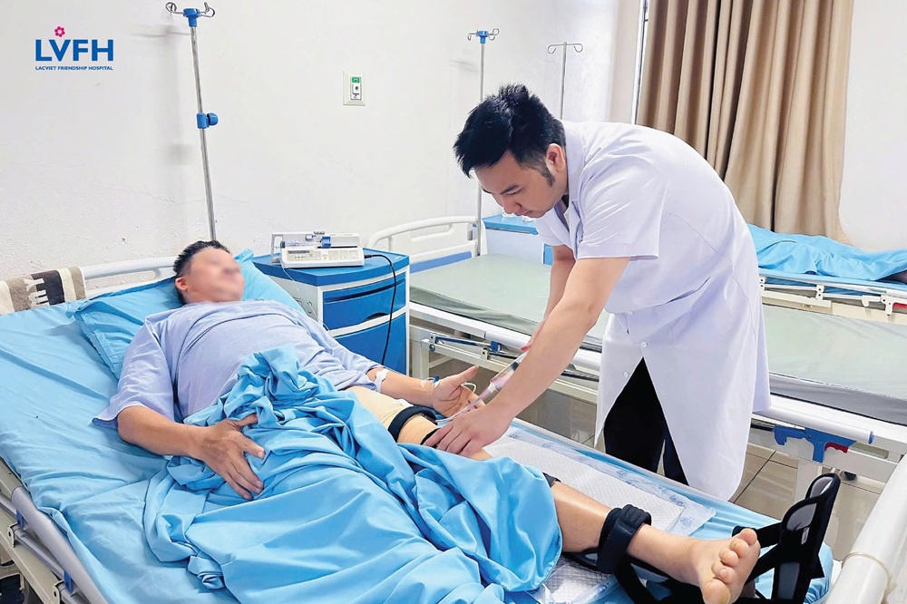 BSCKI. Nguyễn Trung Kiên – Khoa Ngoại, Sản, GMHS thăm khám cho bệnh nhân sau phẫu thuật