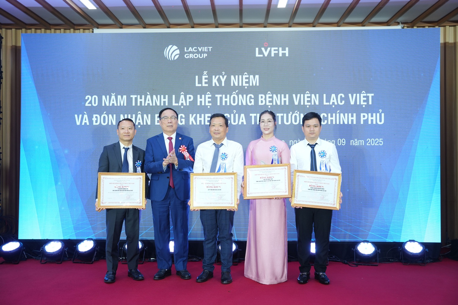 Giáo sư. Viện sĩ. Nguyễn Văn Đệ – Ủy viên Đoàn Chủ tịch Ủy ban Trung ương MTTQ Việt Nam, Chủ tịch Hiệp hội Bệnh viện tư nhân Việt Nam đã trao Bằng khen của Hiệp hội cho Công ty Cổ phần Tập đoàn Lạc Việt.