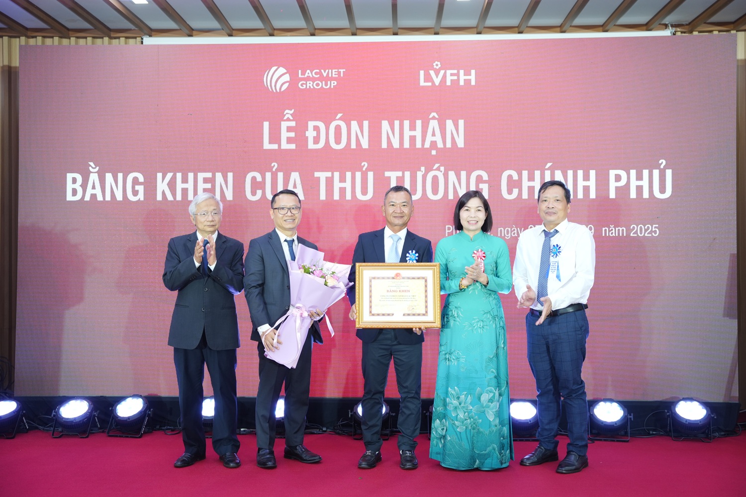 Bà Phùng Thị Kim Nga - Phó Chủ tịch UBND tỉnh Phú Thọ trao Bằng khen của Chủ tịch UBND tỉnh cho Công ty Tập đoàn Lạc Việt vì thành tích xuất sắc trong phong trào thi đua Kỷ niệm 20 năm thành lập hệ thống y tế Lạc Việt.