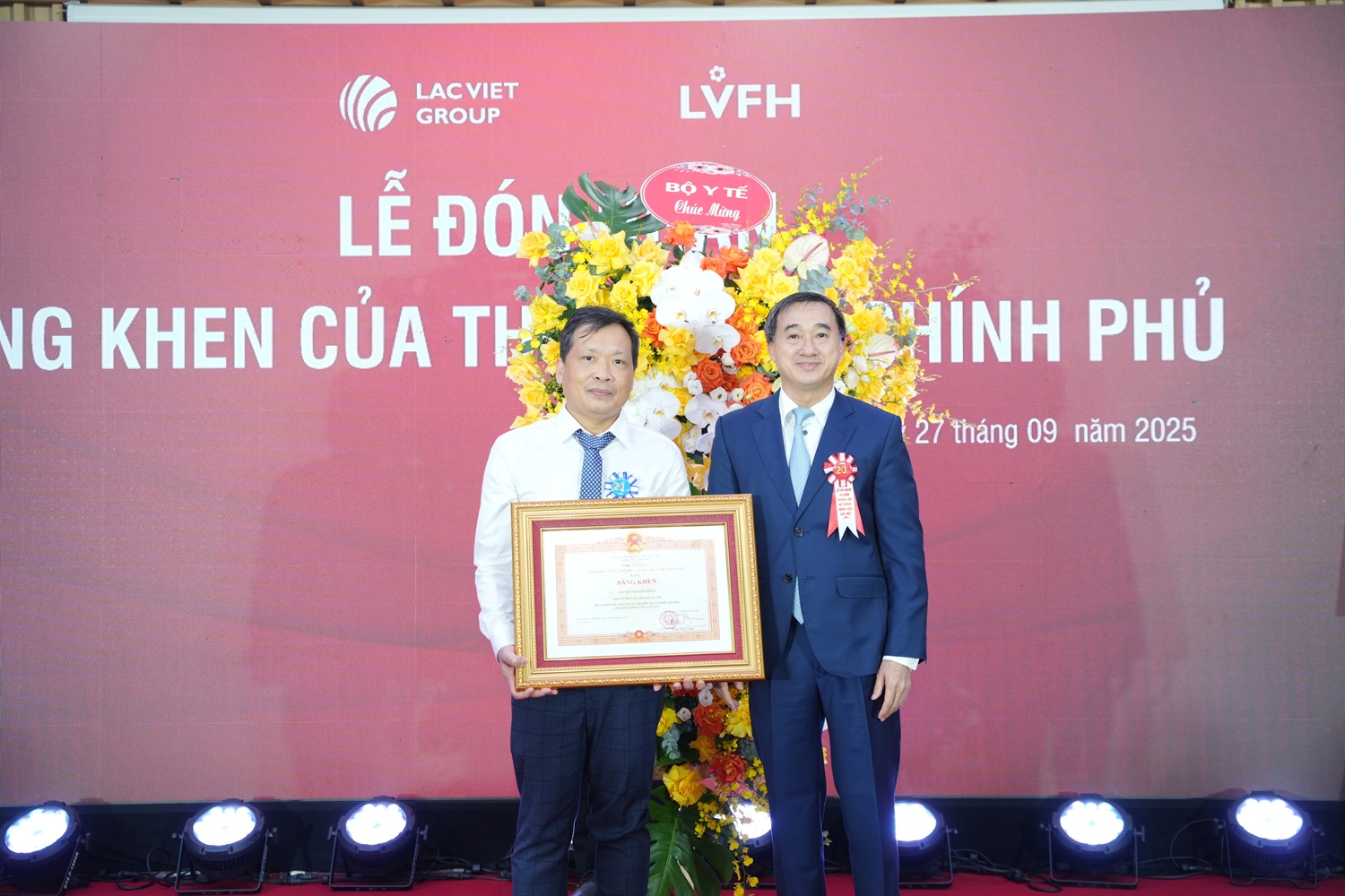 Thứ trưởng Bộ Y tế Trần Văn Thuấn trao Bằng khen của Thủ tướng Chính phủ cho ông Nguyễn Nguyên Đông – Giám đốc Bệnh viện hữu nghị Lạc Việt